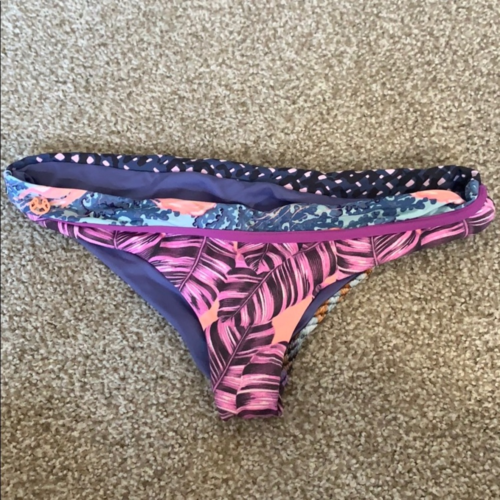 Reversible bikini bottoms